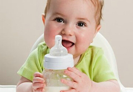 宝宝断奶后就是不肯喝奶粉?可能是方法没用对
